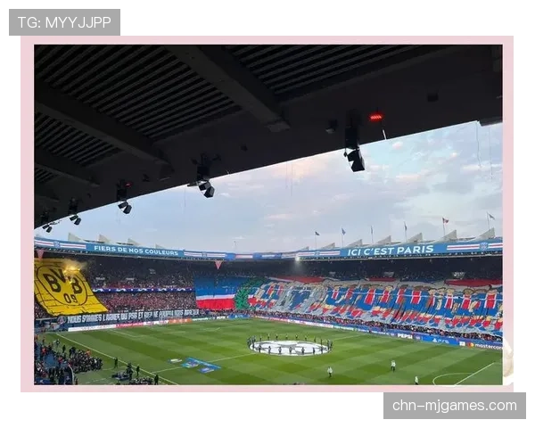 巴黎王子公园球场外，未能进场的球迷通过大屏幕观看比赛