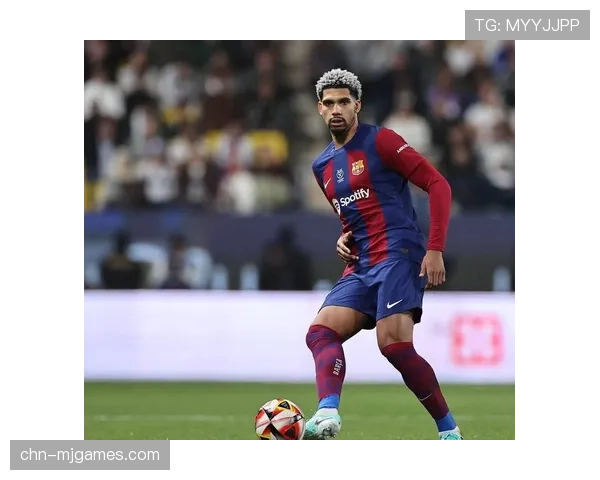 特写：看台上的球探密集记录，本场焦点集中于两队年轻中后卫的表现